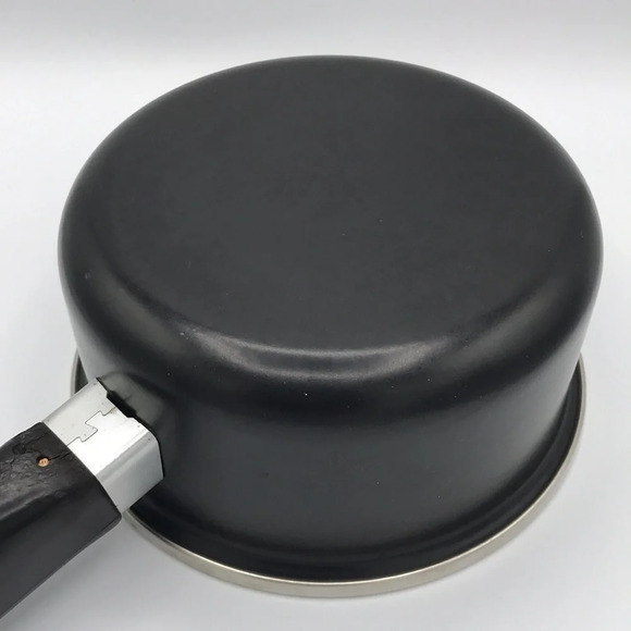 Small nonstick black saucepan with lid - Picture 5 of 7